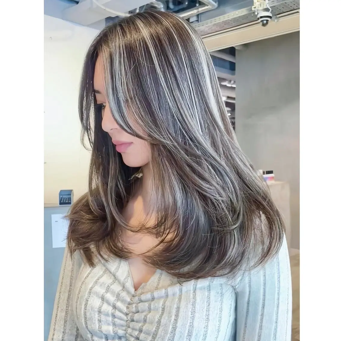カラー セミロング ベージュカラー オリーブベージュ ピンクカラー レイヤーカット ITbyALBUM 中野店のヘアスタイル