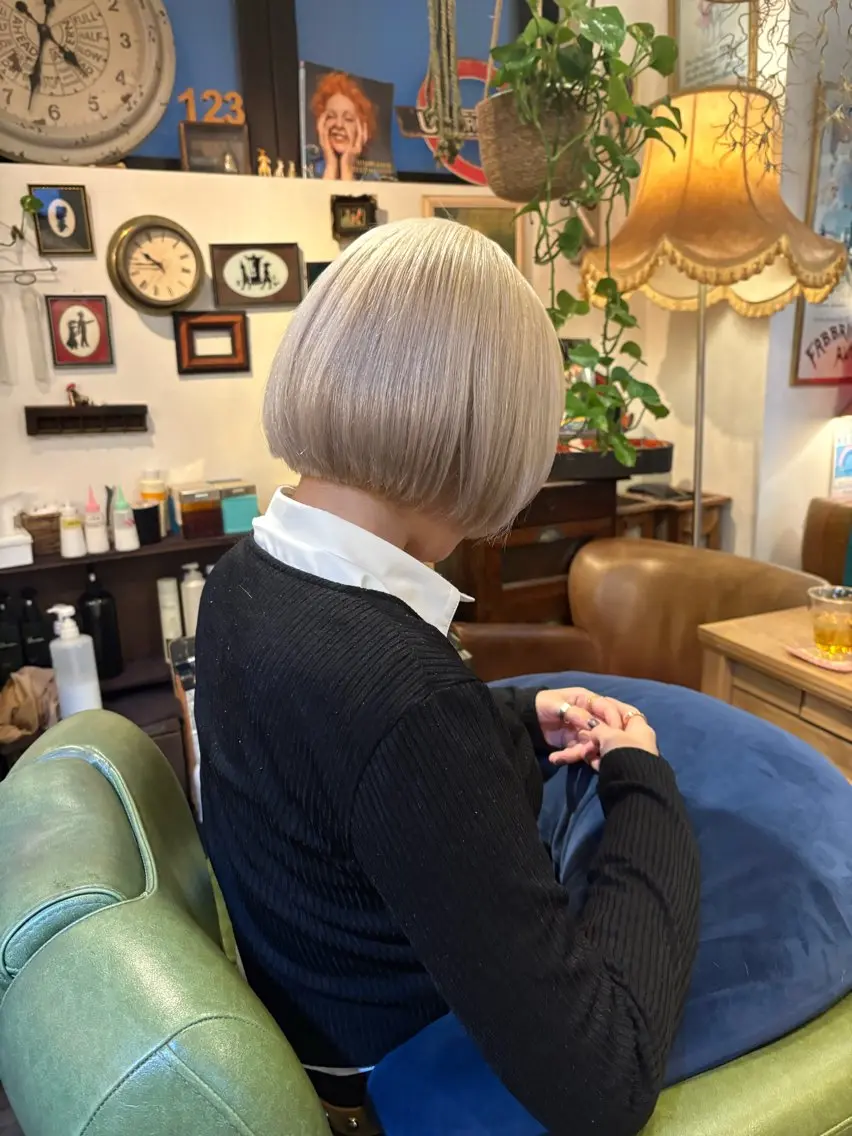 ショート カラー ブリーチ ブロンド ホワイトブロンド カット ヘアカラー トリートメント 飯田 実歩(じっぽ)のヘアスタイル