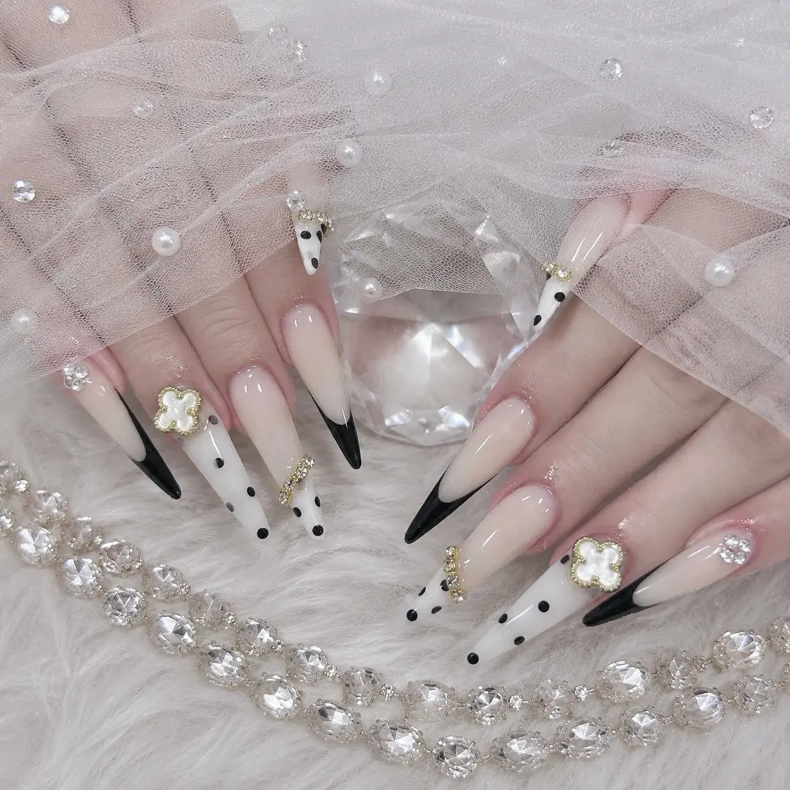 ネイル ドット ロングネイル スカルプネイル ワンホンネイル ハンドネイル 𝑅𝑖𝑛 🫧 アクリルスカルプのネイルデザイン
