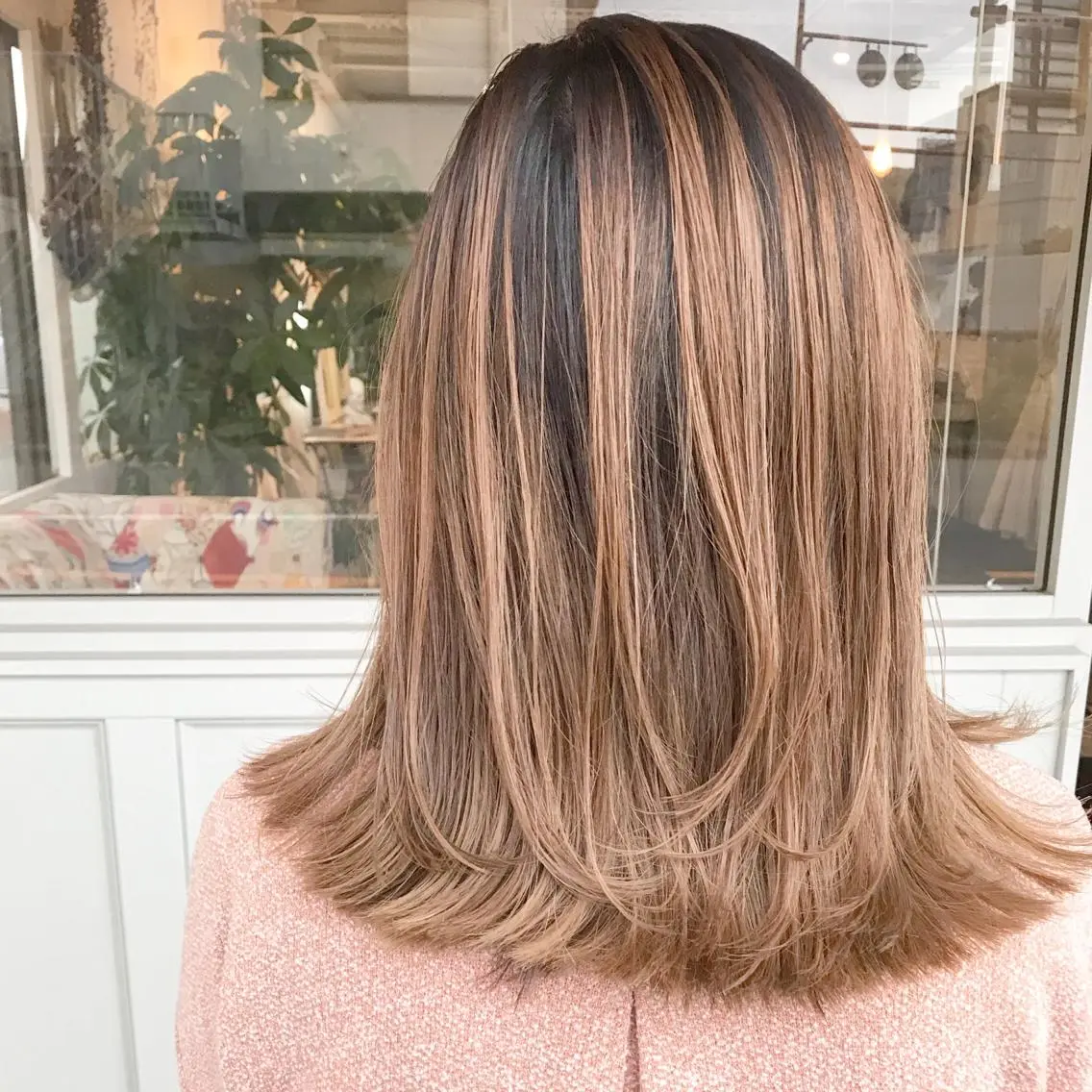 ミディアム カラー ヘアアレンジ お団子ヘア 切りっぱなしボブ バレイヤージュ ブリーチ グラデーションカラー Mariana/ 鶴原-ハイライトのヘアスタイル
