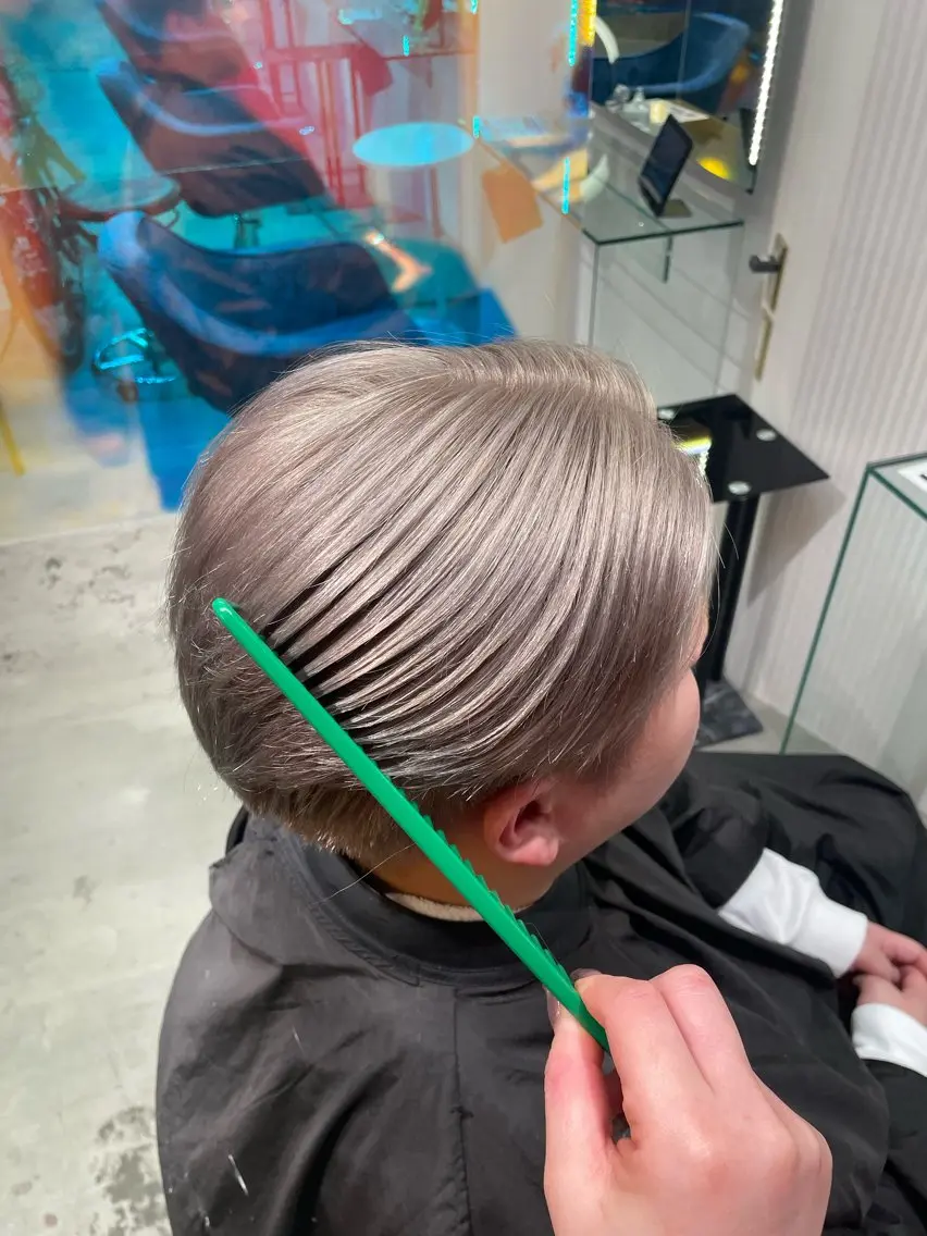 カラー ベージュカラー Mii. 内田萌々のヘアスタイル