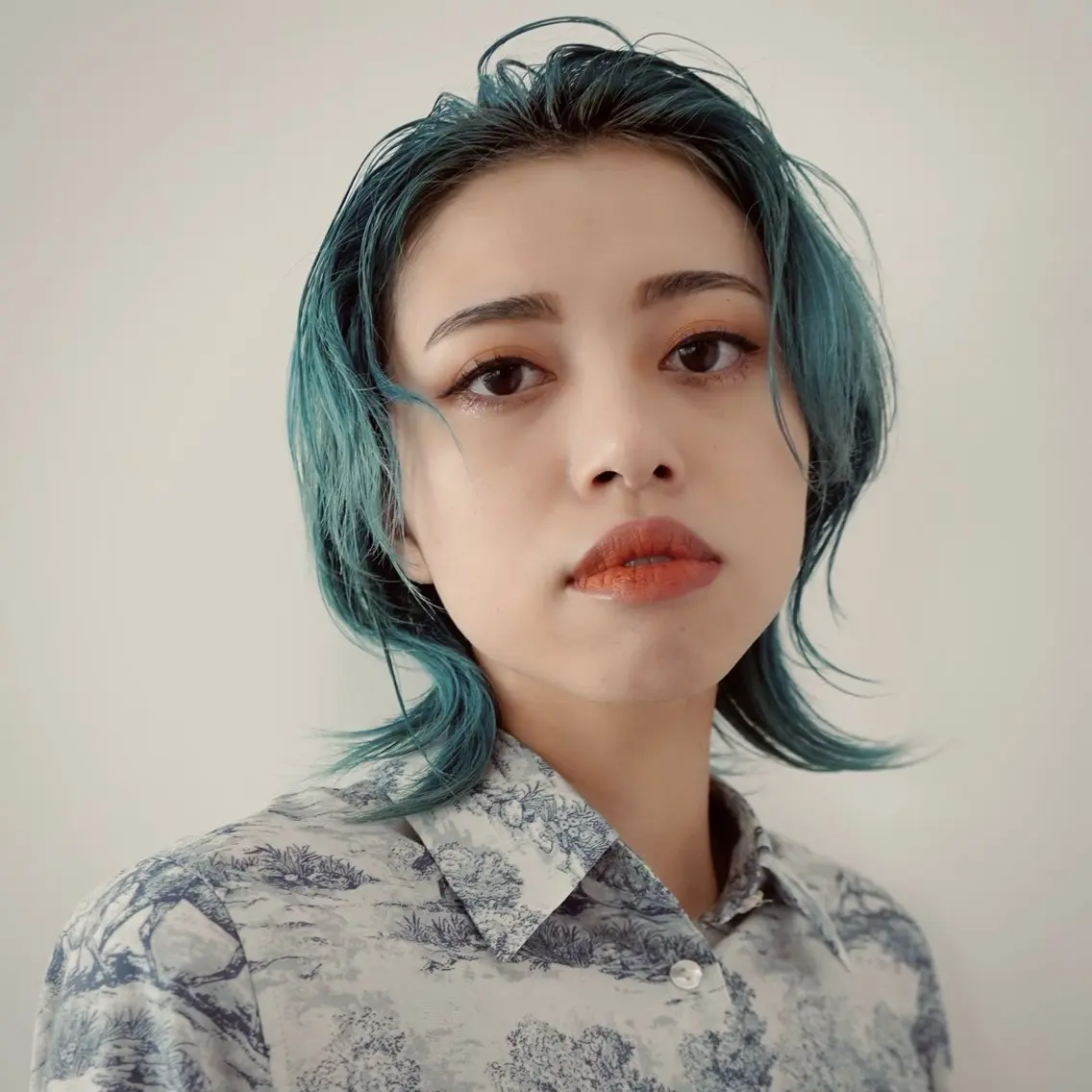ショート カラー ブリーチ ウルフカット 今出 りょうやのヘアスタイル