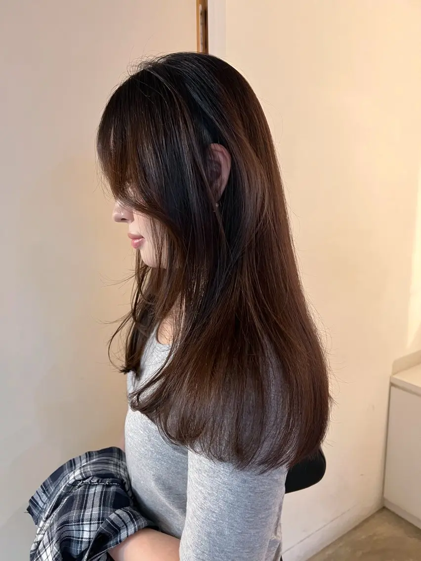 セミロング カット ヘッドスパ kotoko 透け感カラーのヘアスタイル