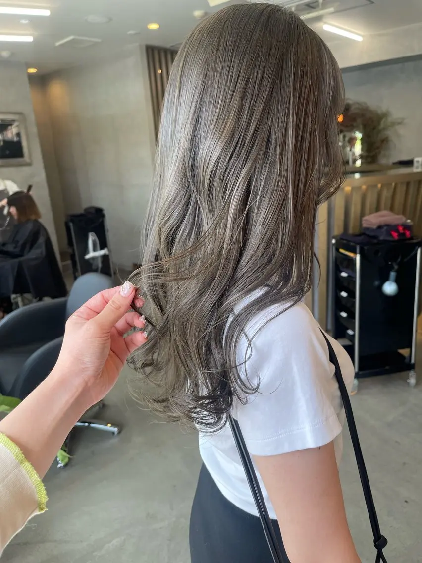 ロング カラー ブリーチ 透明感カラー グレージュ オリーブグレージュ オリーブグレー ダブルカラー /まつ毛パーマ🎀のヘアスタイル