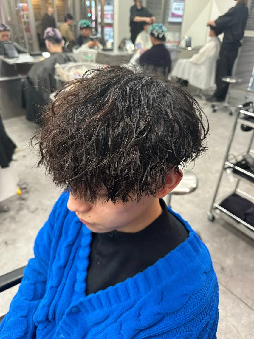 パーマ メンズ マッシュ メンズパーマ ツイストスパイラルパーマ 波巻きパーマ ニュアンスパーマ メンズ特化🔥 渡邉愛斗のヘアスタイル