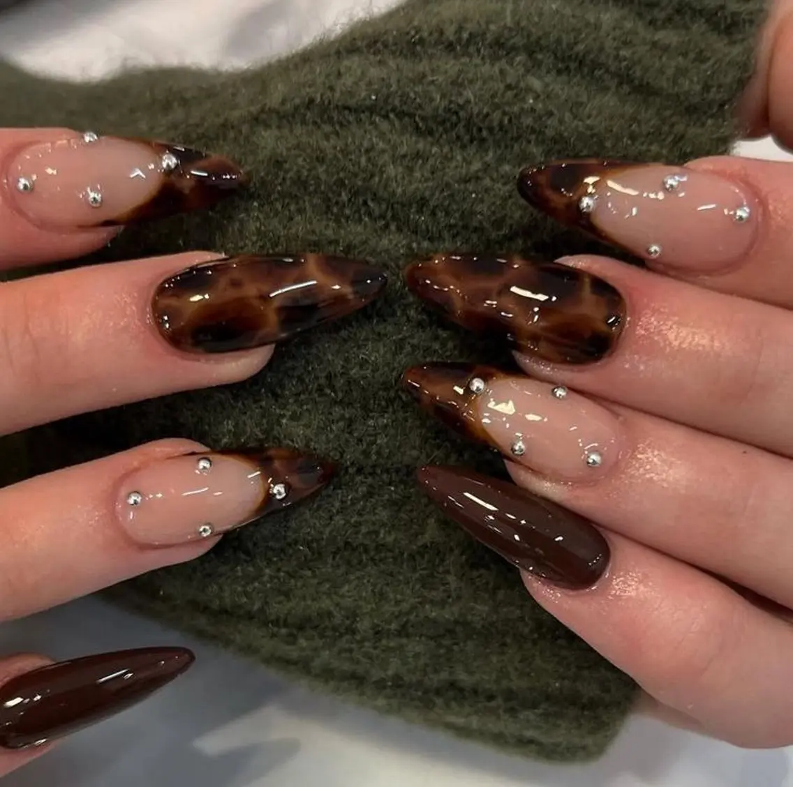 ネイル チークネイル ドット フットネイル フレンチネイル グラデーション ハンドネイル ハンドケア Nihonthy Nail 新宿のネイルデザイン