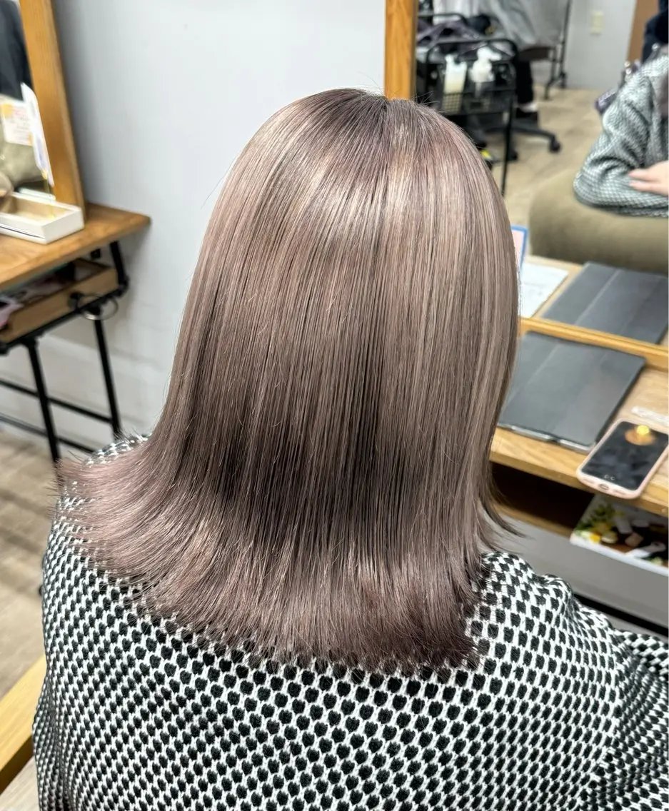 ミディアム カラー 透明感カラー グレージュ COCO .のヘアスタイル