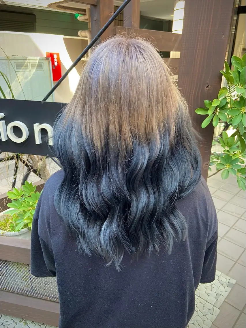 ロング カラー ヘアアレンジ 黒髪 ブリーチ シルバー ヘアカラー トリートメント イツキ🌕デザインカ ラー🥨髪質改善🫧のヘアスタイル