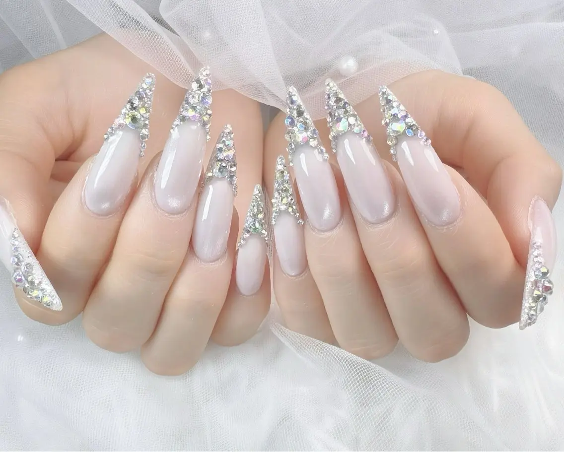 ネイル フレンチネイル キラキラネイル ストーンネイル ハンドネイル ハンドケア Gote Kawa nail salonのネイルデザイン