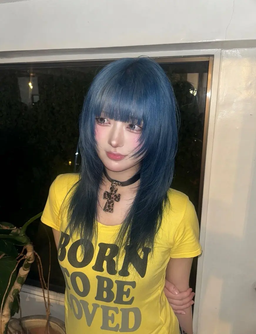セミロング カラー ブリーチ ブルーカラー 透明感カラー ヘアカラー 佐々木 蓮のヘアスタイル