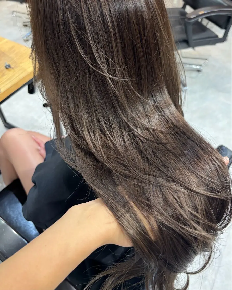 ロング カラー 透明感カラー グレージュ レイヤーカット 松井那津子 /ハイライトブリーチのヘアスタイル
