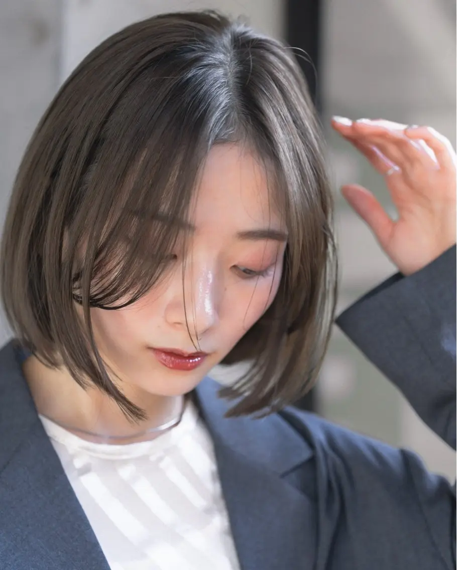 ショート カラー ブリーチ ダブルカラー グレージュ ブリーチなしカラー ボブ レイヤー/グレージュ 渋谷表参道/小森波琉のヘアスタイル