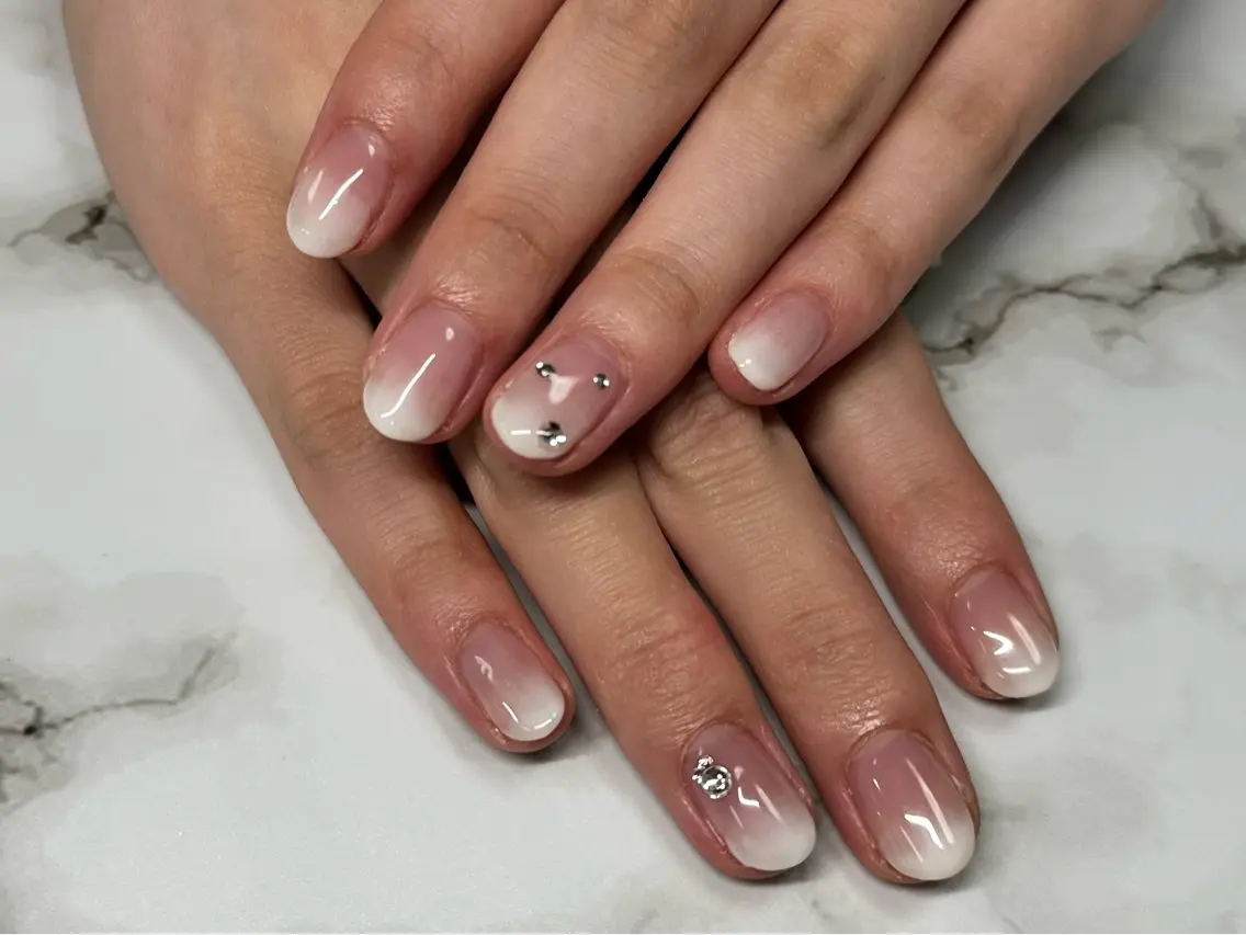 ネイル グラデーション ホワイト KAI NAILS💅🏻✨のネイルデザイン