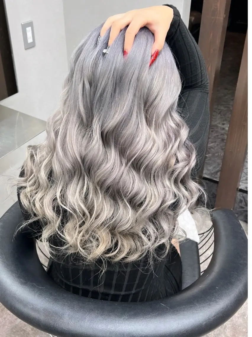 ロング ヘアカラー かのブリーチカラー 🎧⛓️🩶のヘアスタイル