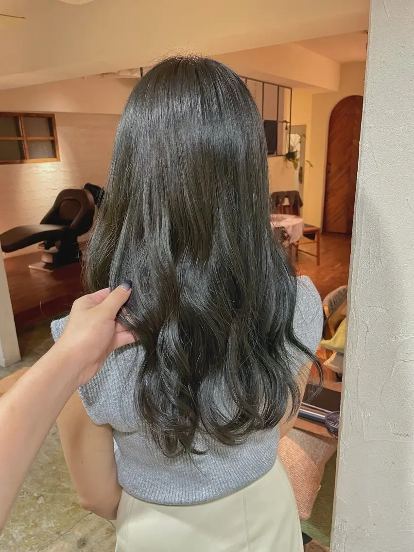カラー オリーブカラー ありあ【カット、 パーマモデル】のヘアスタイル