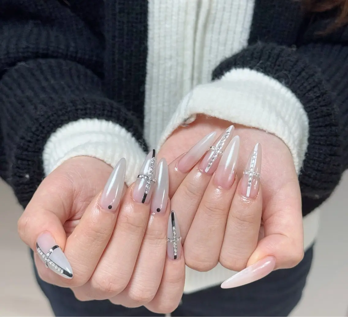 ネイル フレンチネイル グラデーション キラキラネイル 韓国ネイル マグネットネイル ハンドネイル 🎀🎀YooLi Nail Salonのネイルデザイン