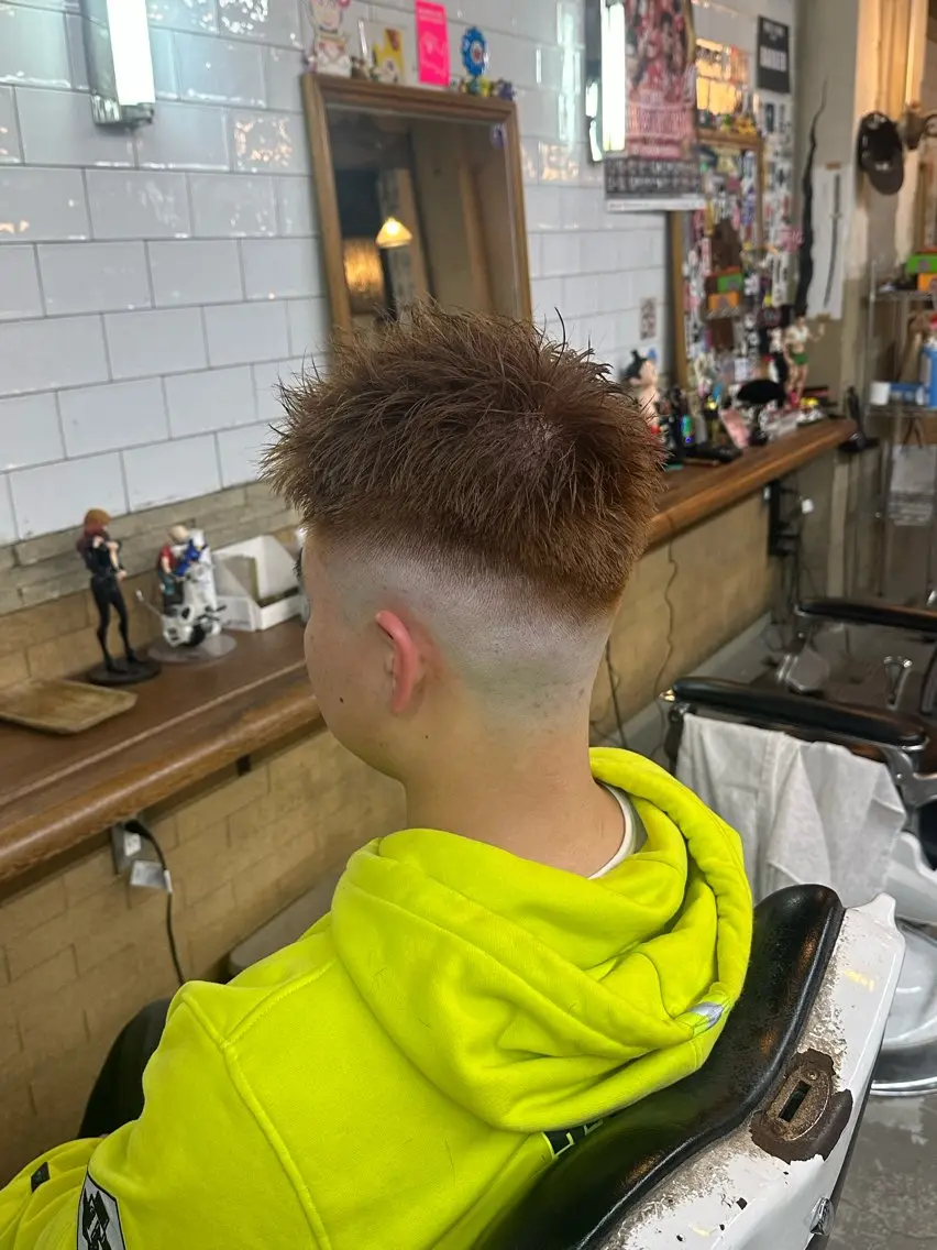 ショート カラー メンズ メンズブリーチ フェードカット スキンフェード ブリーチ ブリーチなしカラー カット ヘアカラー パーマ モチヅキ タツキのヘアスタイル