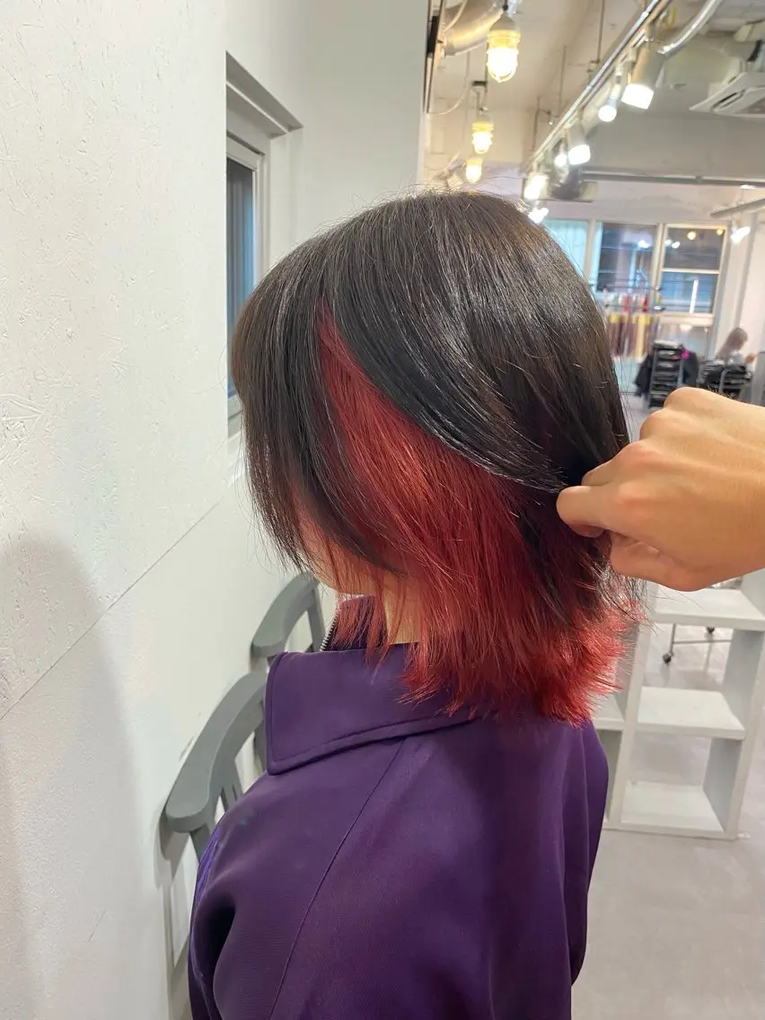 ショート カラー 黒髪 インナーカラー レッドカラー ヘアカラー 大阪ケアブリーチ/ ミルクティーベージュのヘアスタイル