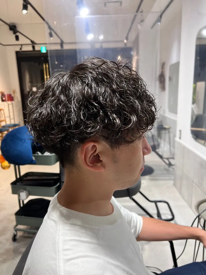 ミディアム パーマ メンズ ミディアムパーマ メンズパーマ 波巻きパーマ カット パーマ メンズカットパーマ ✂️ JOYAのヘアスタイル