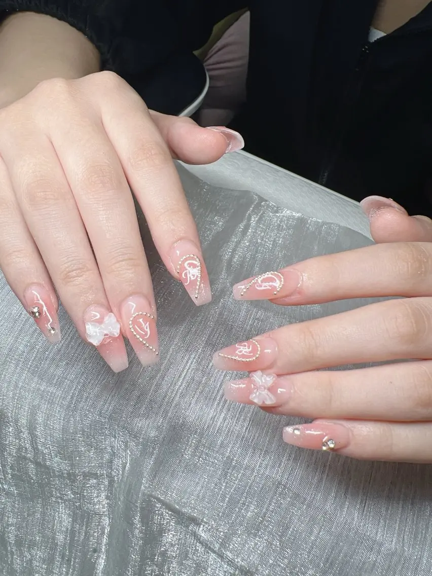 ネイル 長さ出し グラデーション キラキラネイル マグネットネイル ニュアンスネイル Lee Nailsのネイルデザイン