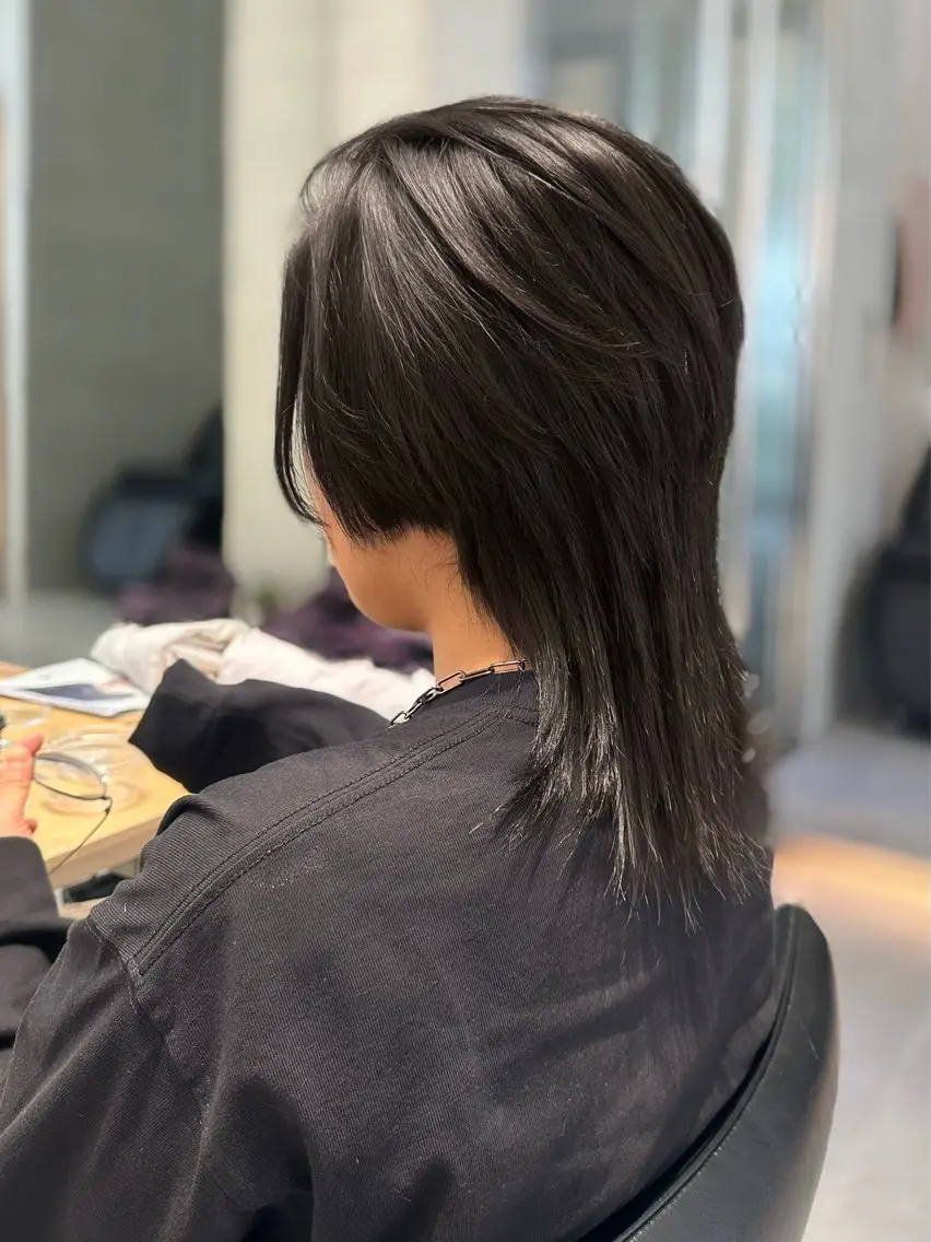 セミロング カラー ウルフカット カット ヘアカラー トリートメント ヘッドスパ ヘアセット ミオ💎ショート 透ける暗髪のヘアスタイル