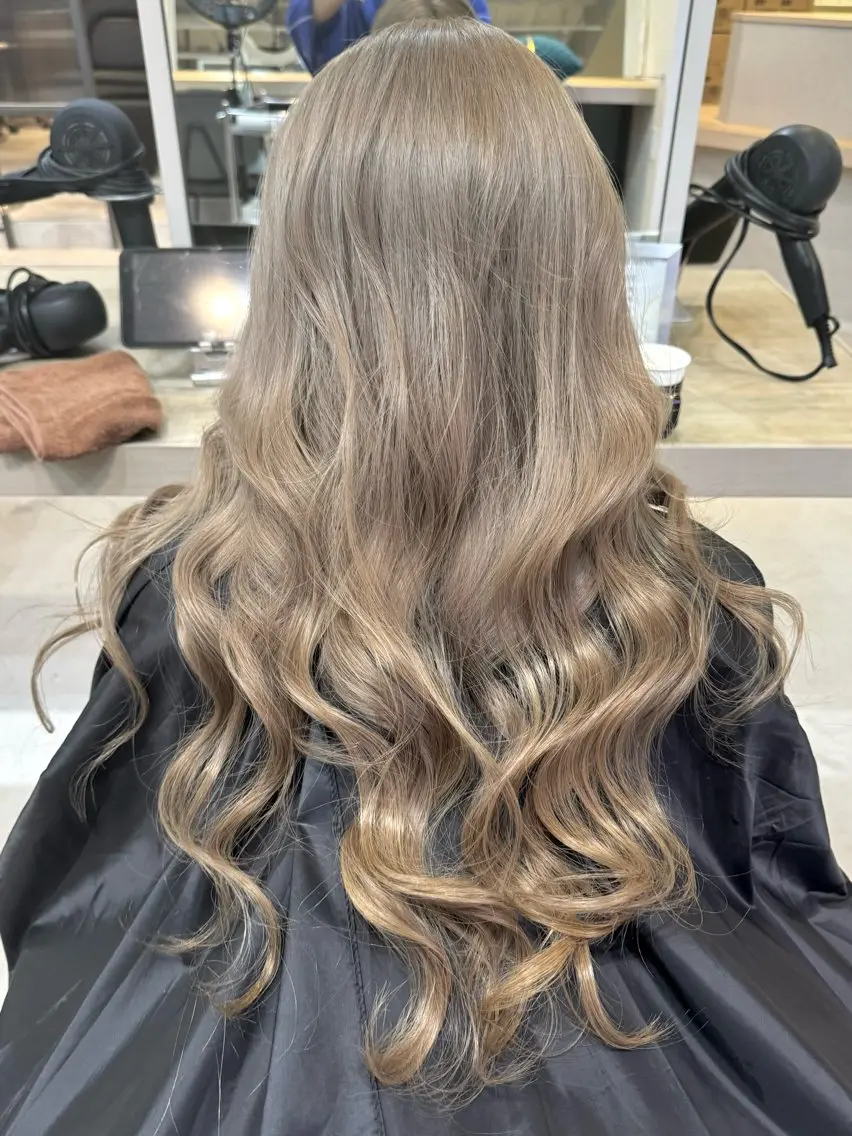 ロング カラー ベージュカラー ホワイトベージュ AKI 🐉のヘアスタイル