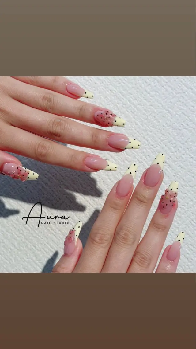 ネイル ドット フラワーネイル フレンチネイル ジェルネイル ガーリー ハンドネイル Aura Nail Studioのネイルデザイン