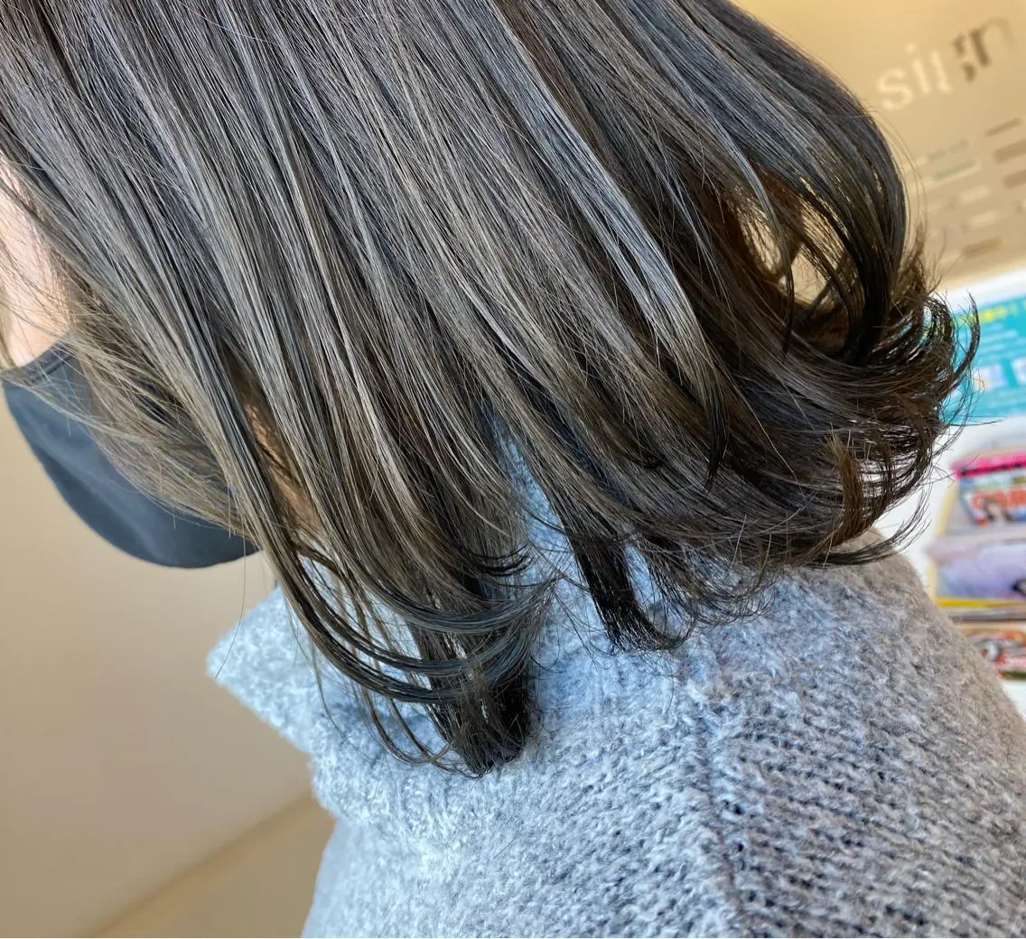 ミディアム カラー グレージュ オリーブグレージュ オリーブグレー レイヤーカット 竹下広奈乃 ブリーチ /プルエクステのヘアスタイル