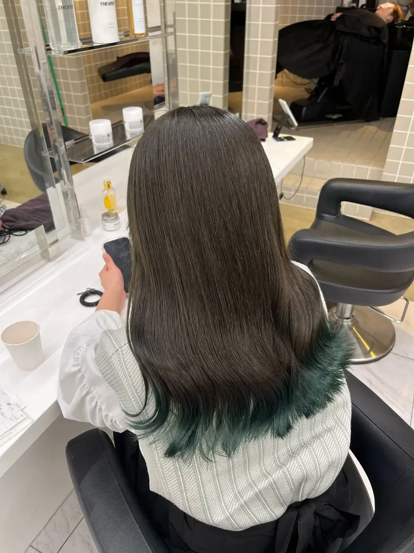 ロング 寒色/ベージュヘア ブリーチありMiOのヘアスタイル