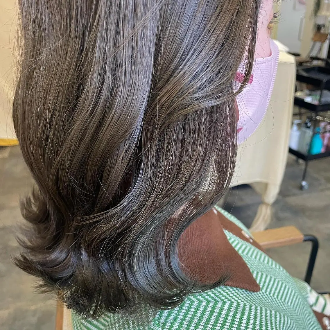 ミディアム カラー ブリーチ ダブルカラー イヤリングカラー トリートメント 吉村 夏椰のヘアスタイル