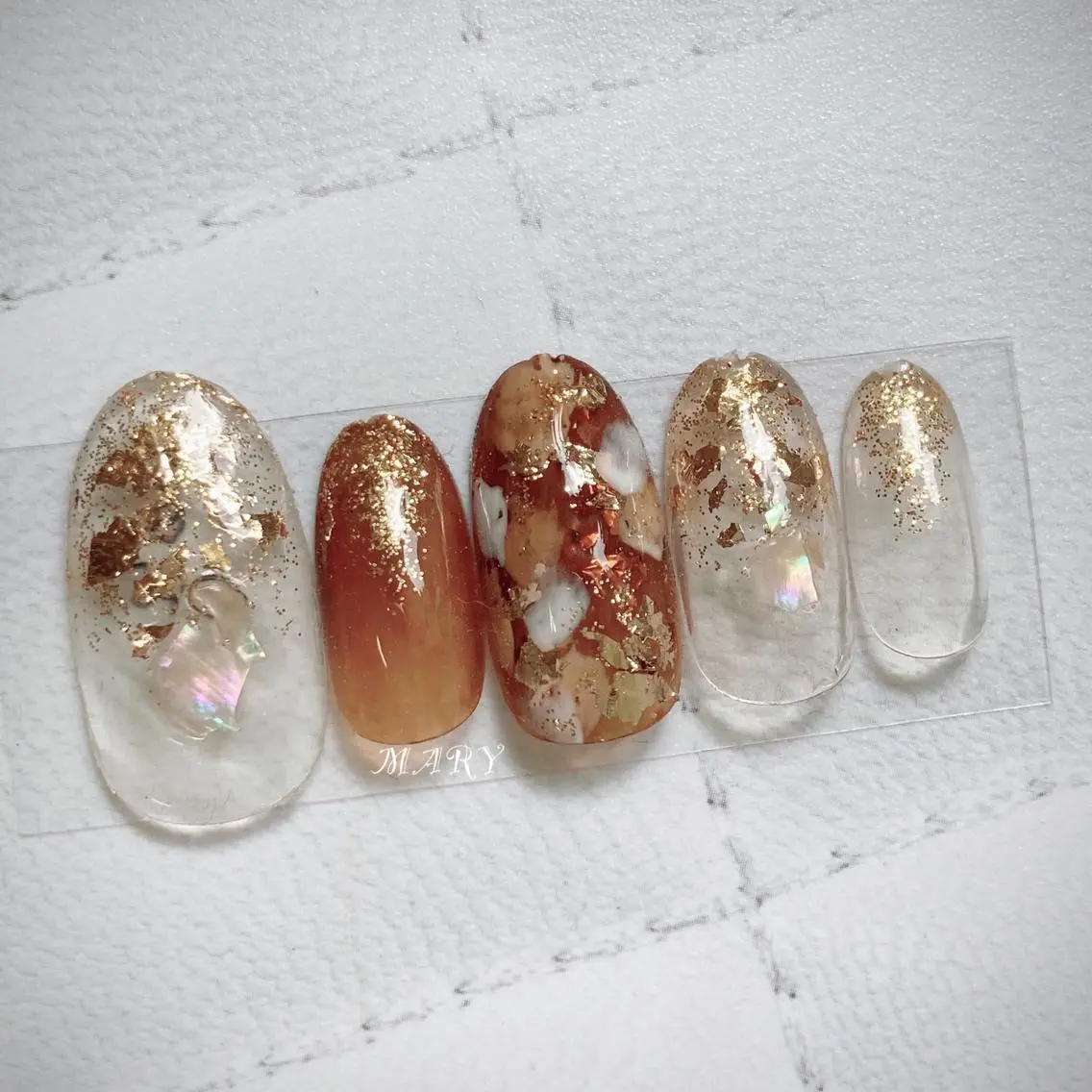 ネイル ブラウン ゴールド キラキラネイル ニュアンスネイル ワンカラーネイル ハンドネイル Mary nail .narumiのネイルデザイン