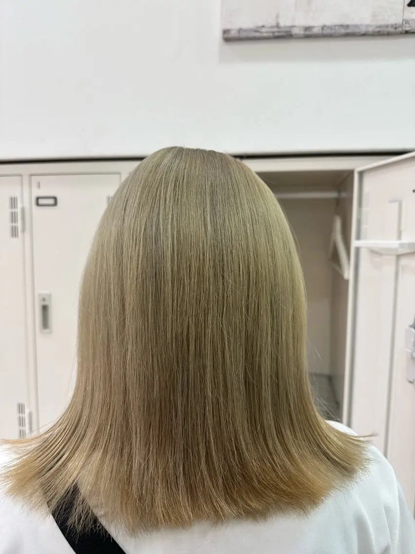セミロング カラー ベージュカラー ブリーチ カット ヘアカラー 伊佐 愛のヘアスタイル