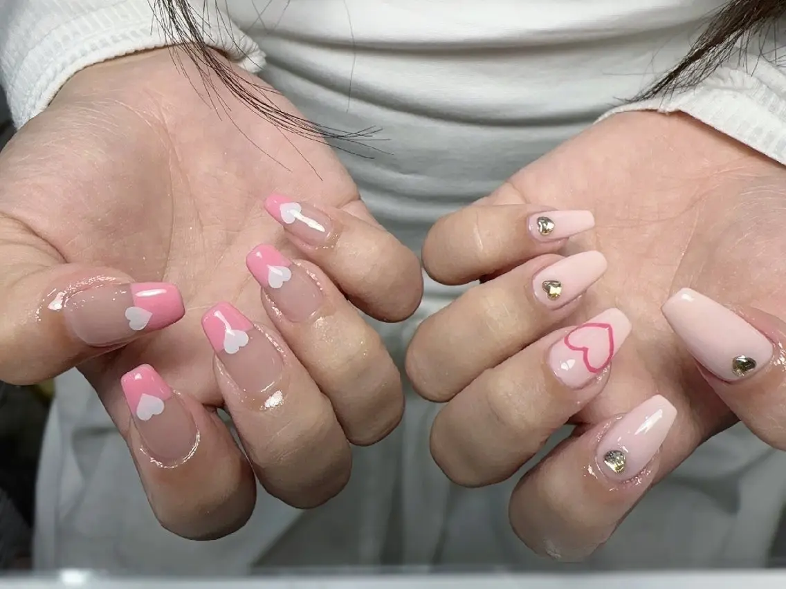 ネイル アートネイル フレンチネイル ハート 持ち込み ワンホンネイル ハンドネイル UM Nail Salonのネイルデザイン