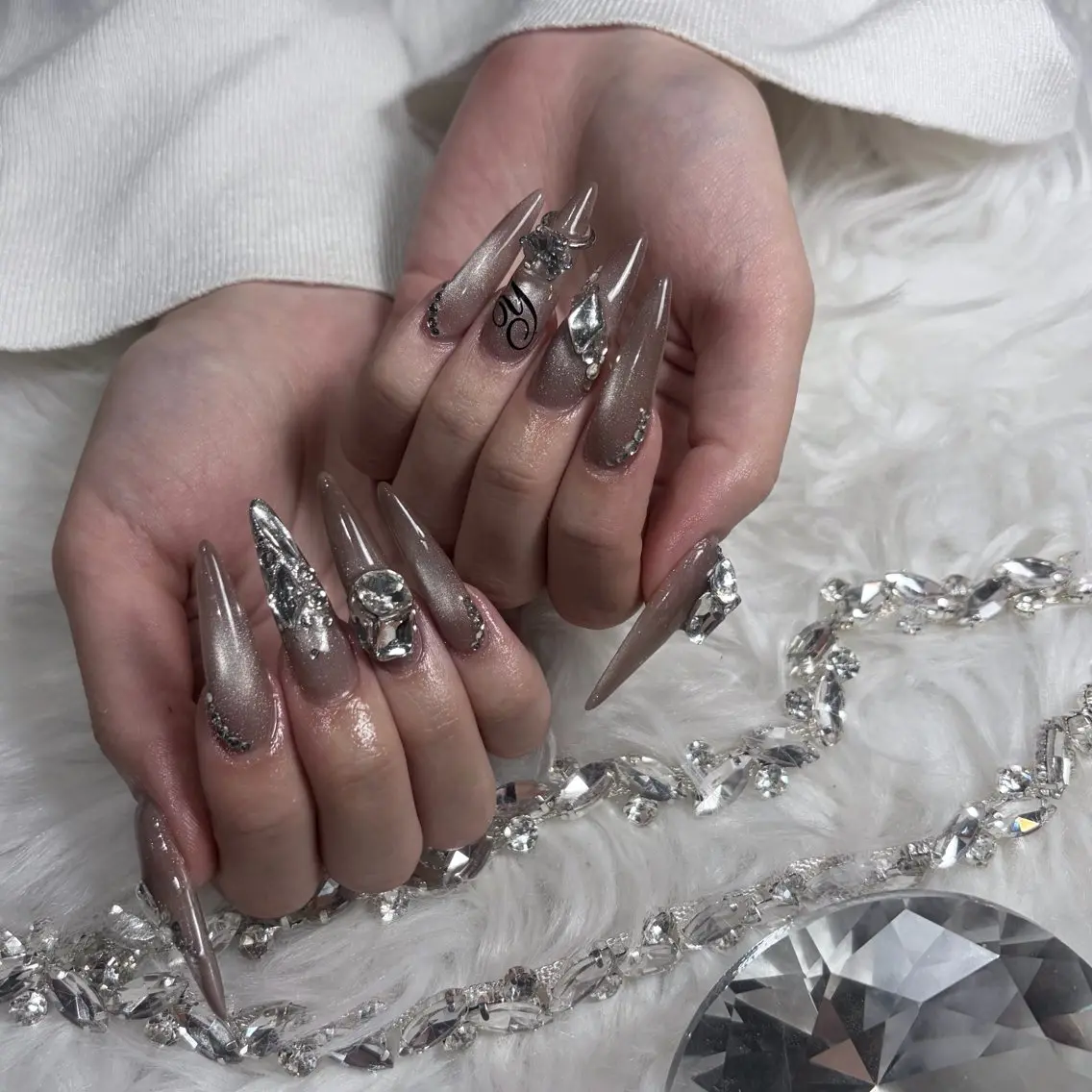 ネイル ハンドネイル 𝑅𝑖𝑛 🫧 アクリルスカルプのネイルデザイン