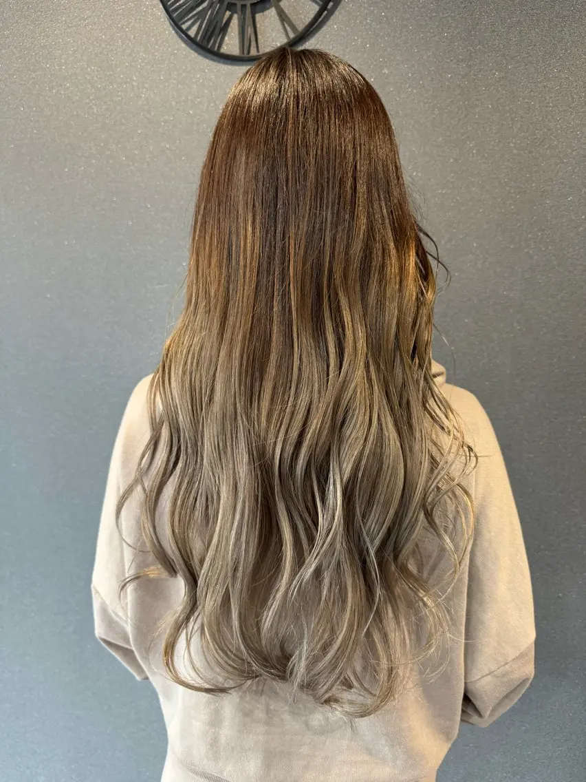 ロング カラー ベージュカラー ブリーチ ホワイトベージュ ヘアカラー ワタナベ テルマサのヘアスタイル