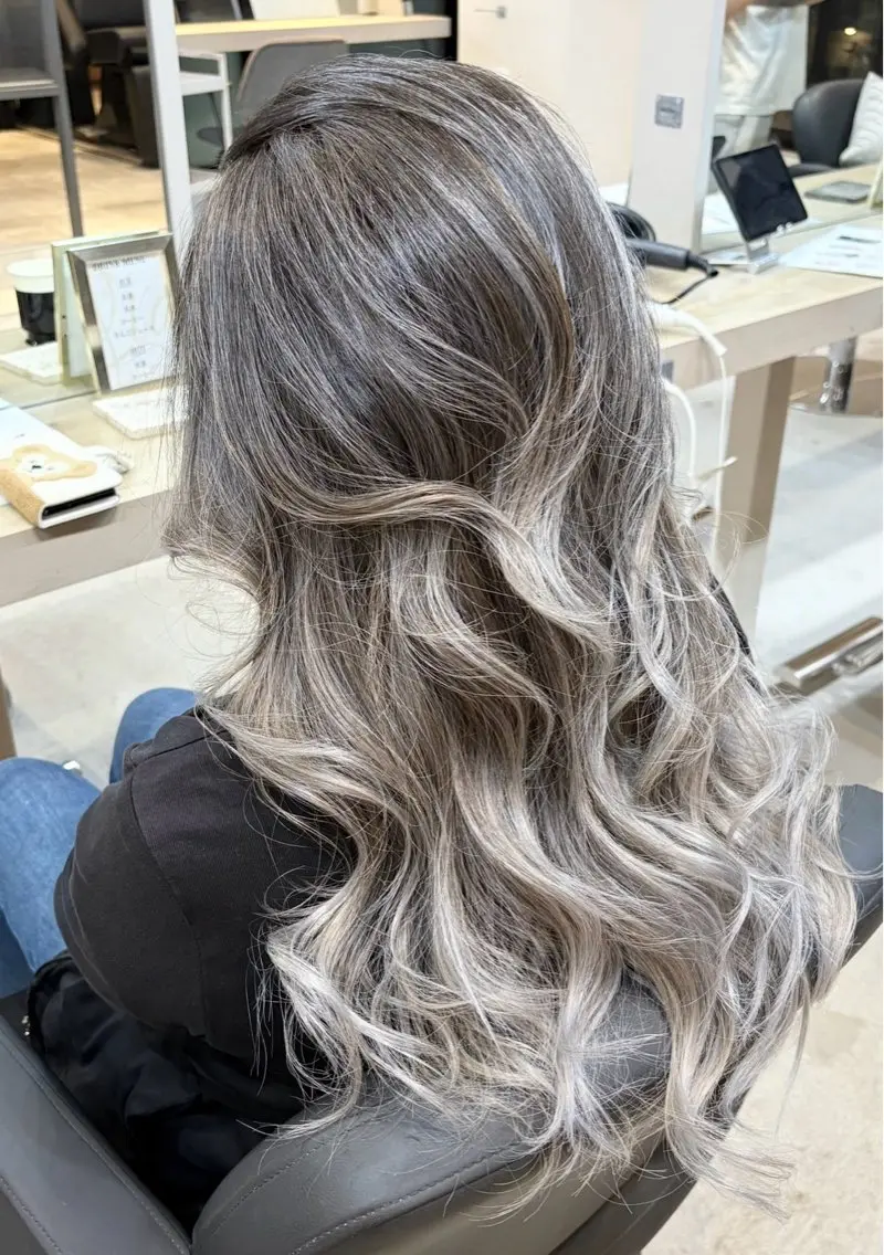 カラー バレイヤージュ ブリーチ HIRO ✂︎のヘアスタイル