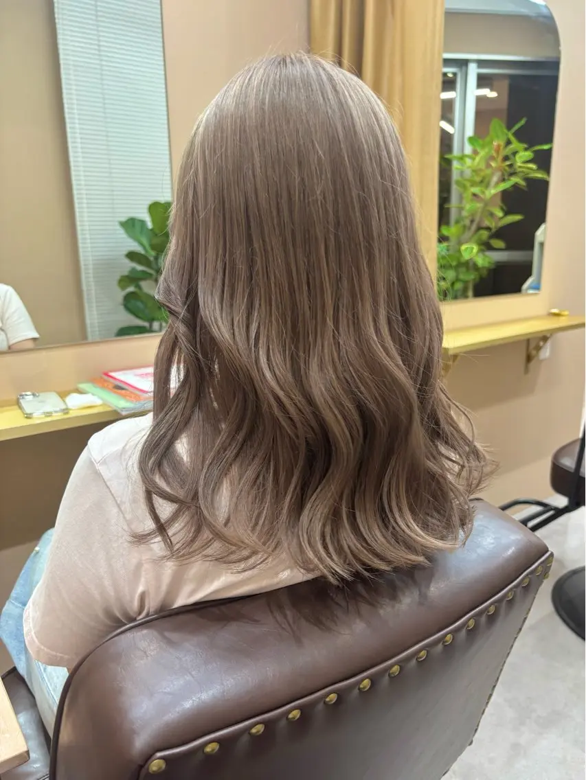 セミロング カラー グレージュ ミルクティーグレージュ ヘアカラー SHOTO ハイトー ン/ブロンドカラーのヘアスタイル