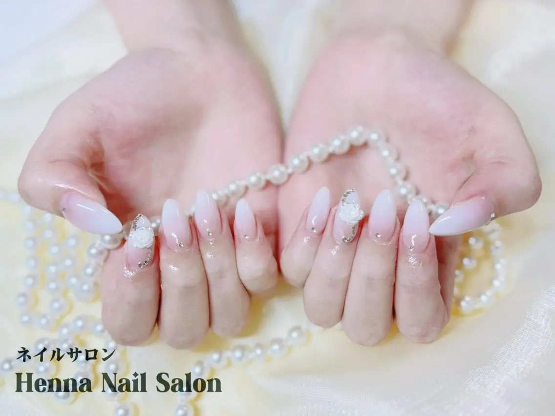 ネイル ハンドネイル Henna Kongssalonのネイルデザイン
