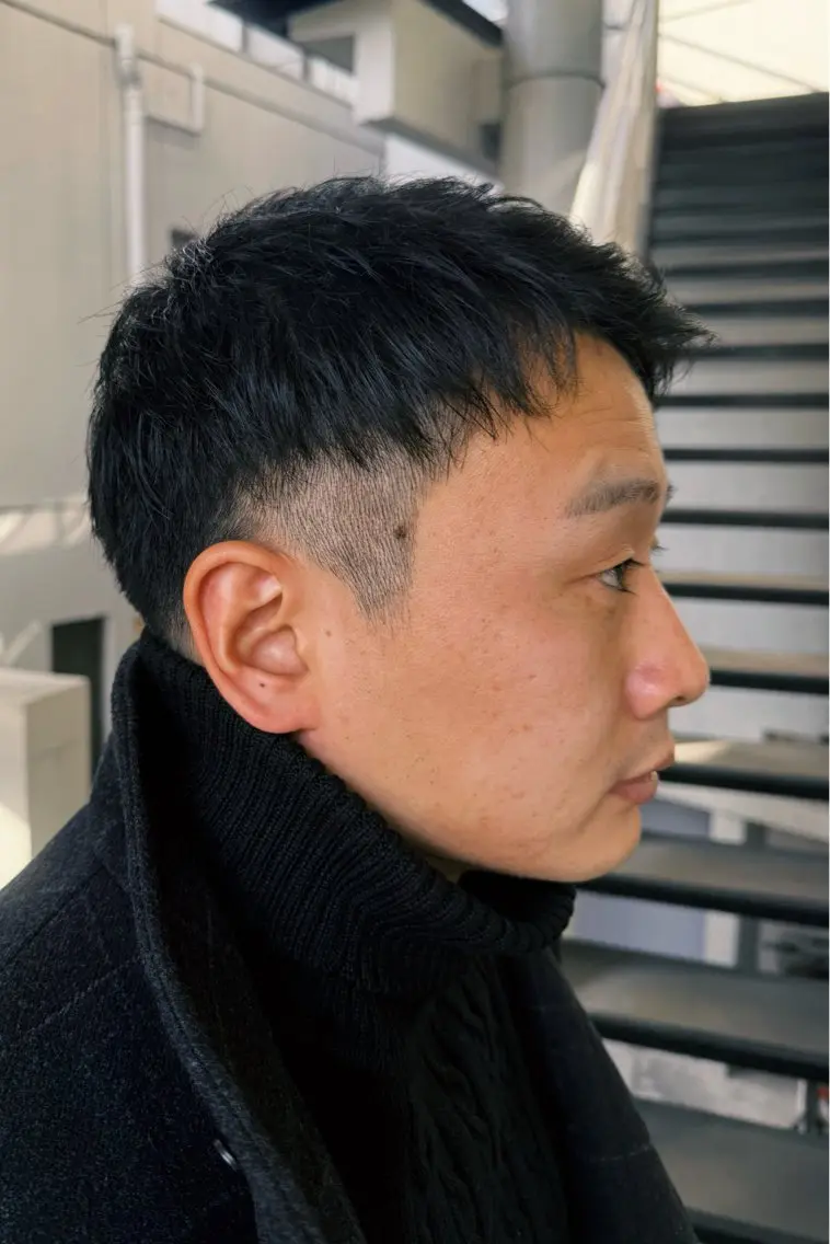 ショート メンズ センターパート ダウンパーマ フェザーパーマ メンズハイライト メンズ韓国風 藤崎百道メンズカット Zina/森井唯央のヘアスタイル