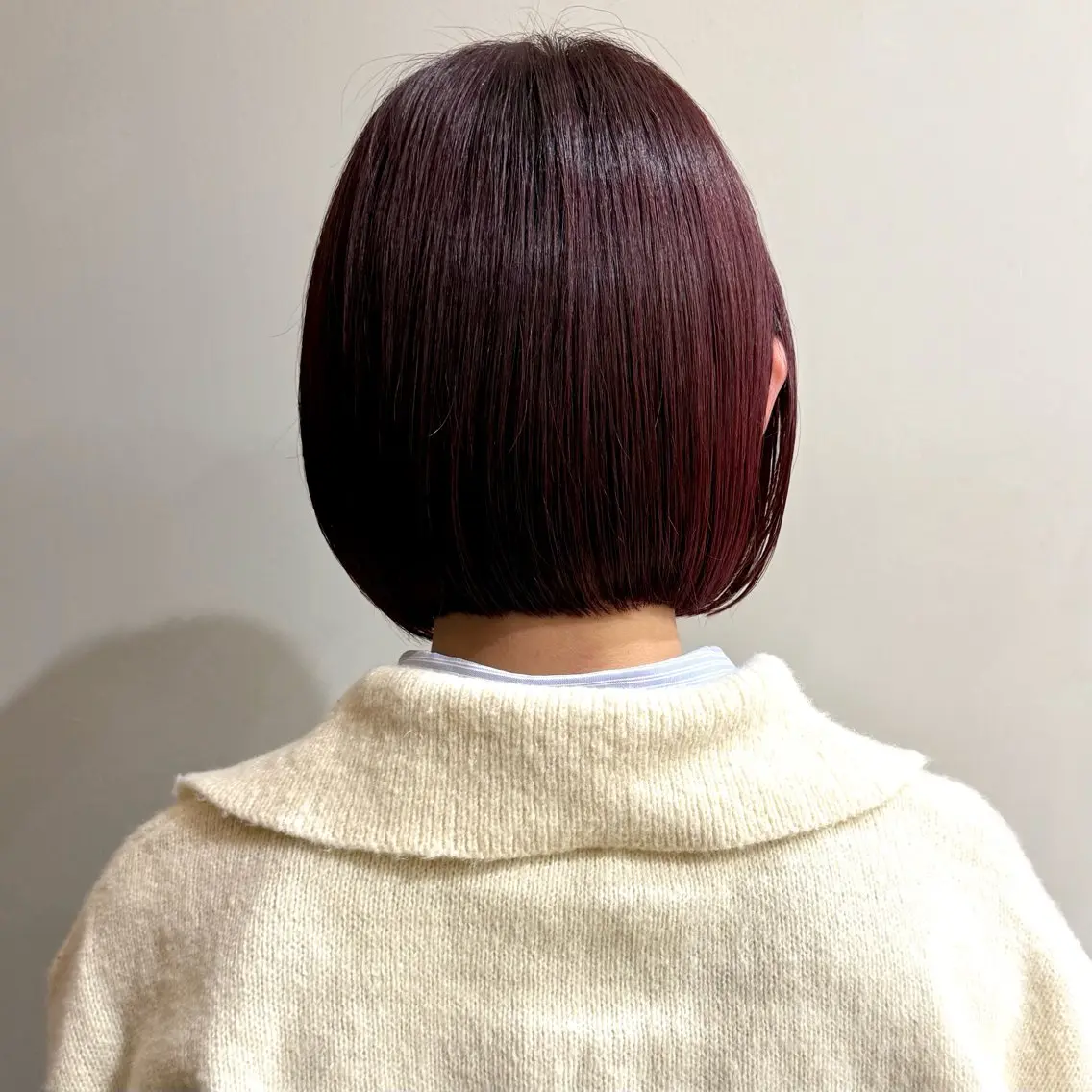 ショート カラー ボルドーカラー ピンクカラー カット ヘアカラー 艶ブリーチカラー✨ ボブレイヤーSakiのヘアスタイル