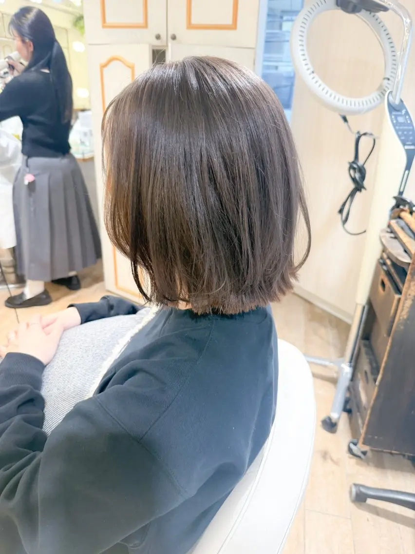 ミディアム カラー 切りっぱなしボブ ハイトーンカラー オリーブカラー オリーブグレー ボブ ヘアカラー ✨カラー支持No.1 🧸ワキ カナコ🧸のヘアスタイル