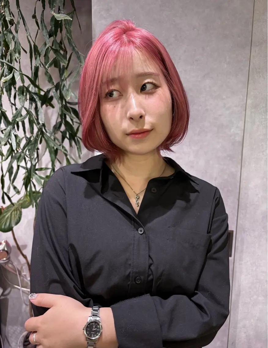 セミロング カラー ヘアアレンジ 切りっぱなしボブ ブリーチ デザインカラー ダブルカラー イヤリングカラー ヘアカラー color.nail 🫧ionaのネイルデザイン