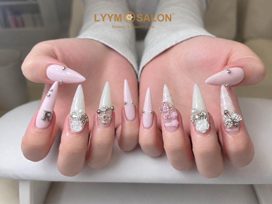 ネイル フラワーネイル ガーリー ゴージャス キラキラネイル ロングネイル ハンドネイル LYYM Salonのネイルデザイン