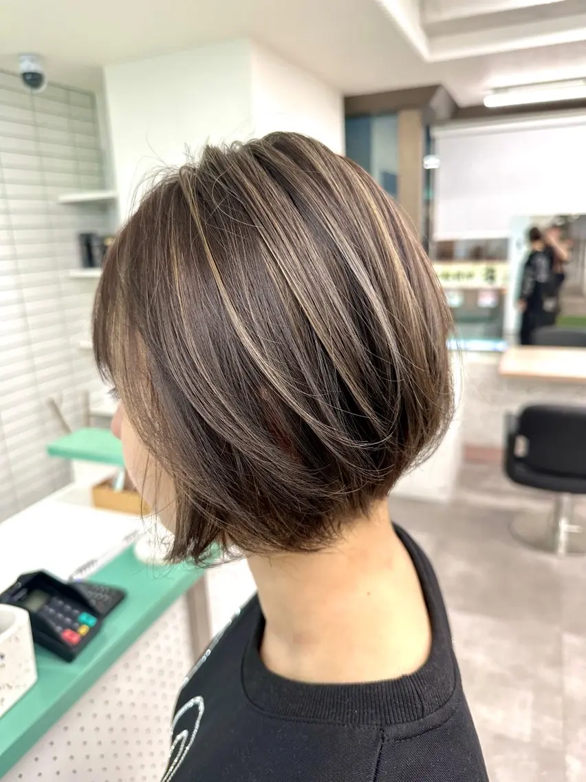 ショート ハイライト カット ヘアカラー トリートメント 💚透明感カラー💚 ♻️本間♻️のヘアスタイル