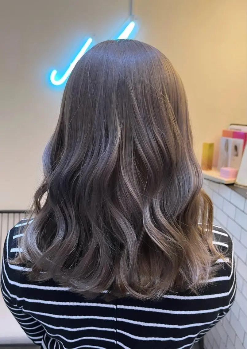 セミロング ヘアカラー ハイトーンカラー 🦋yuri🦋のヘアスタイル
