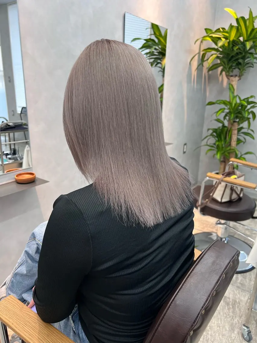ミディアム カラー ベージュカラー シルバー シルバーベージュ ヘアカラー 竹森 鈴乃のヘアスタイル