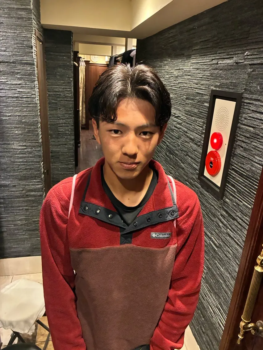 ショート メンズ センターパート カット ワガ カズマのヘアスタイル