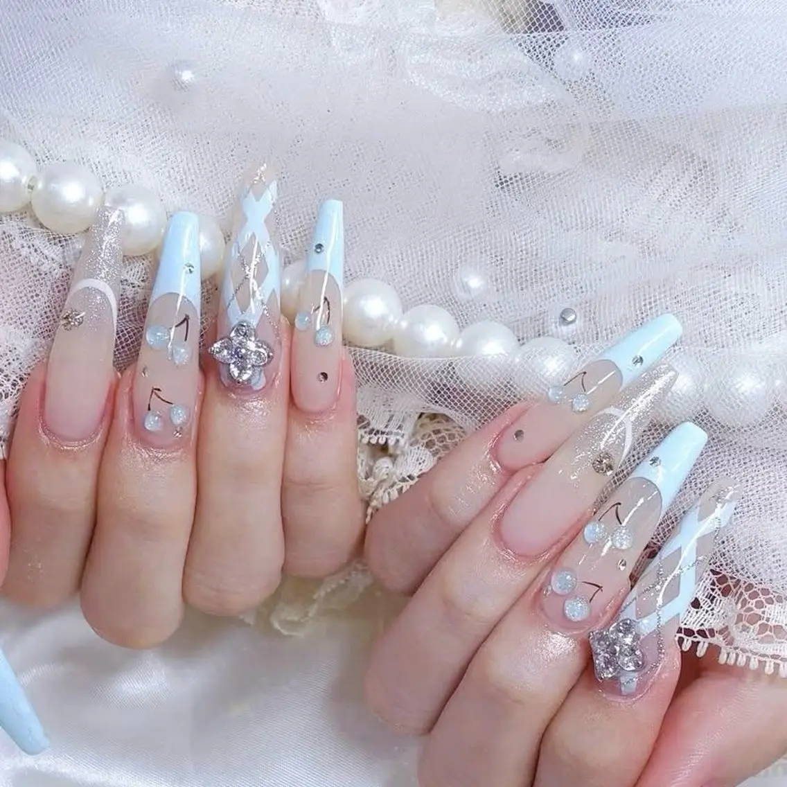 ネイル フラワーネイル フレンチネイル ガーリー キラキラネイル 韓国ネイル ハンドネイル ハンドケア Ami Meliaのネイルデザイン