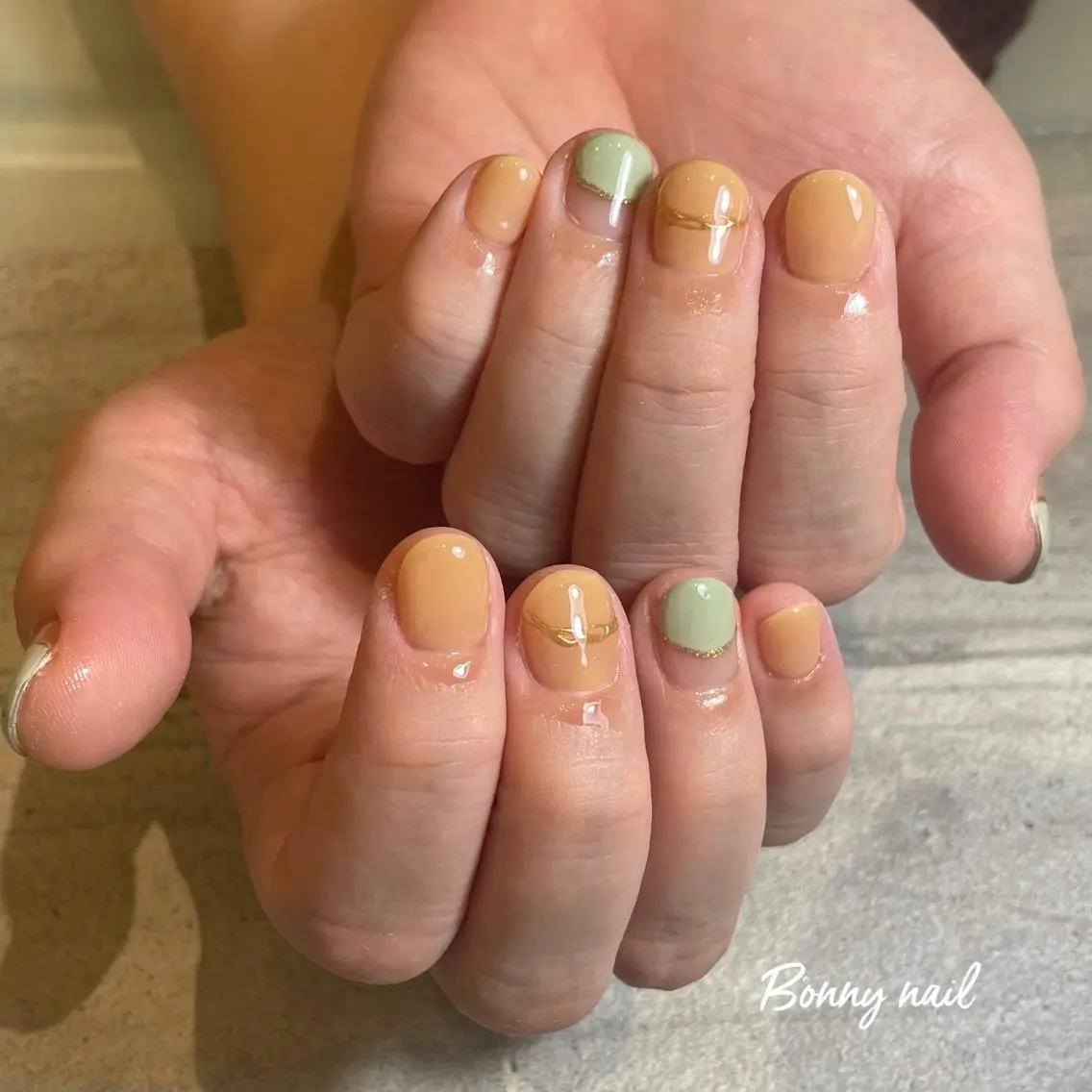 ショート ネイル ショートヘア フレンチネイル 逆フレンチ ショートネイル BONNY NAIL 【えみか】のネイルデザイン