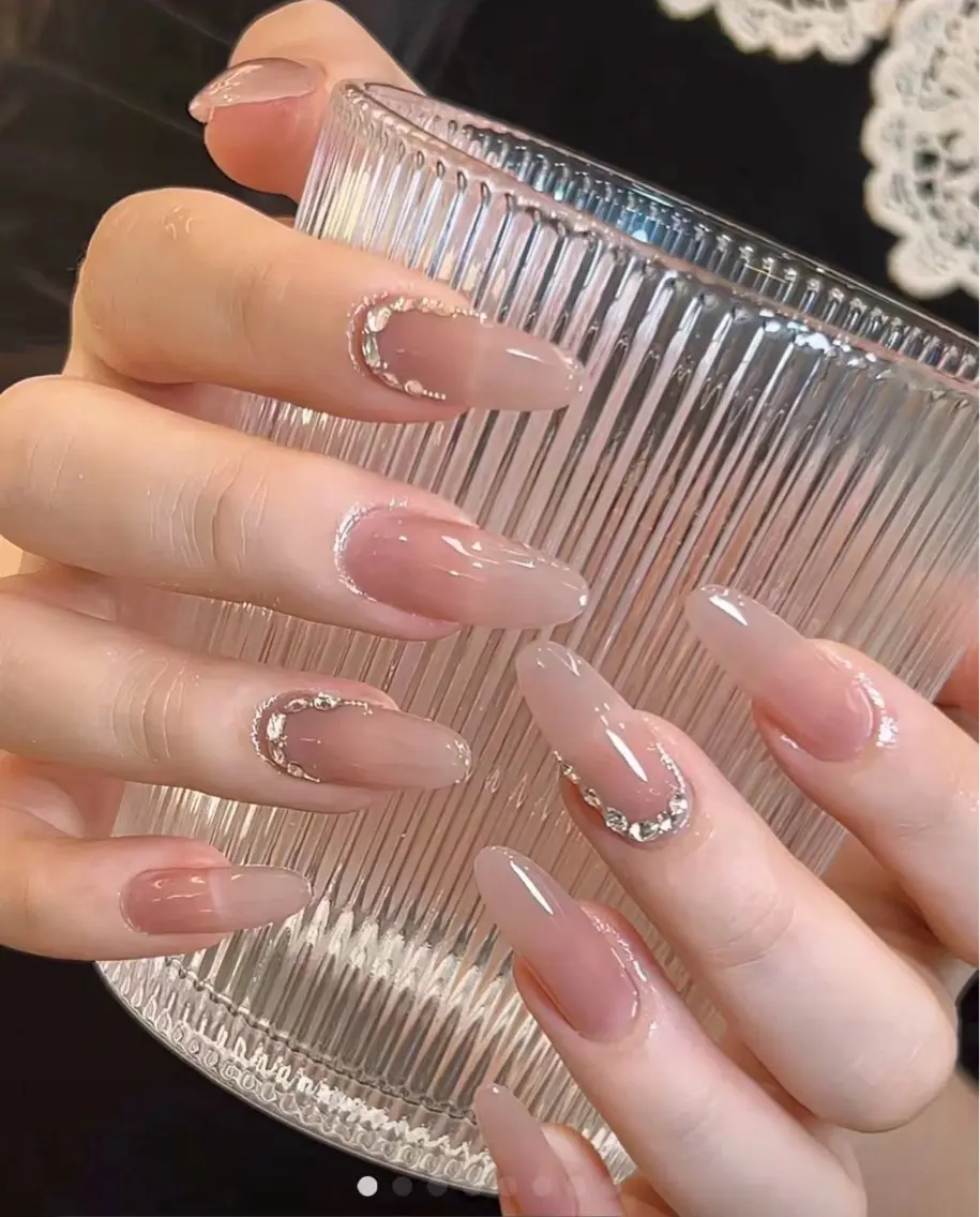 ロング ハンドネイル AMI Nailsalonのネイルデザイン